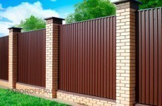 Забор с кирпичными столбами