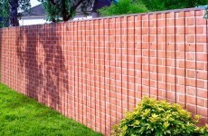Забор из профнастила под кирпич