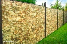 Забор из профнастила под камень