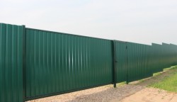 Забор с откатными воротами 
без автоматики. 
Высота 2м.