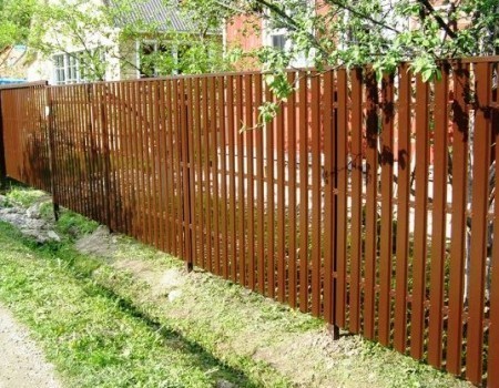 Стоимость забора из металлического штакетника