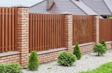 Забор с кирпичными столбами