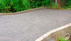 С площадкой из щебня